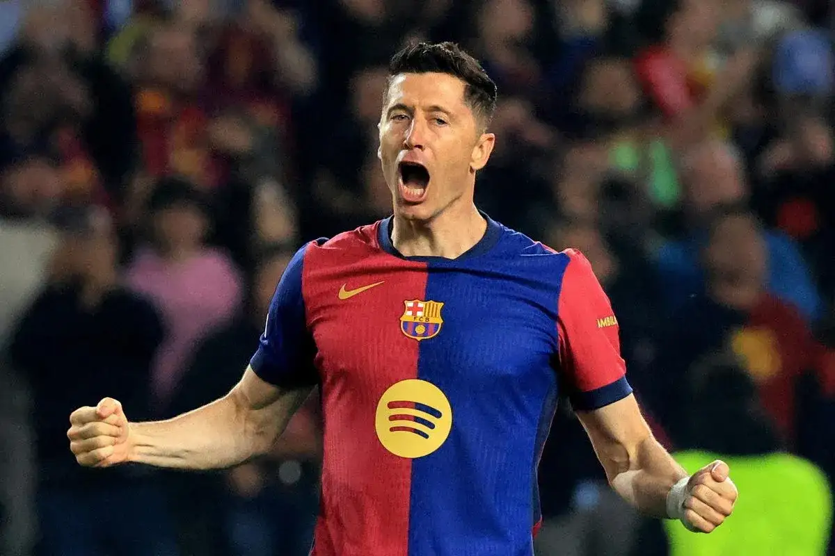 Robert Lewandowski w koszulce Barcelony, zaciśnięte pięści, okrzyk radości. Czy to zapowiedź końca kariery?