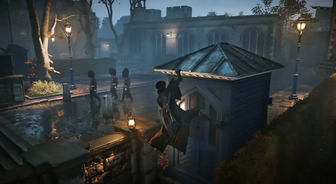 Postać z Assassin's Creed wspina się po budynku, podczas gdy strażnicy w czerwonych mundurach patrolują mokrą ulicę.