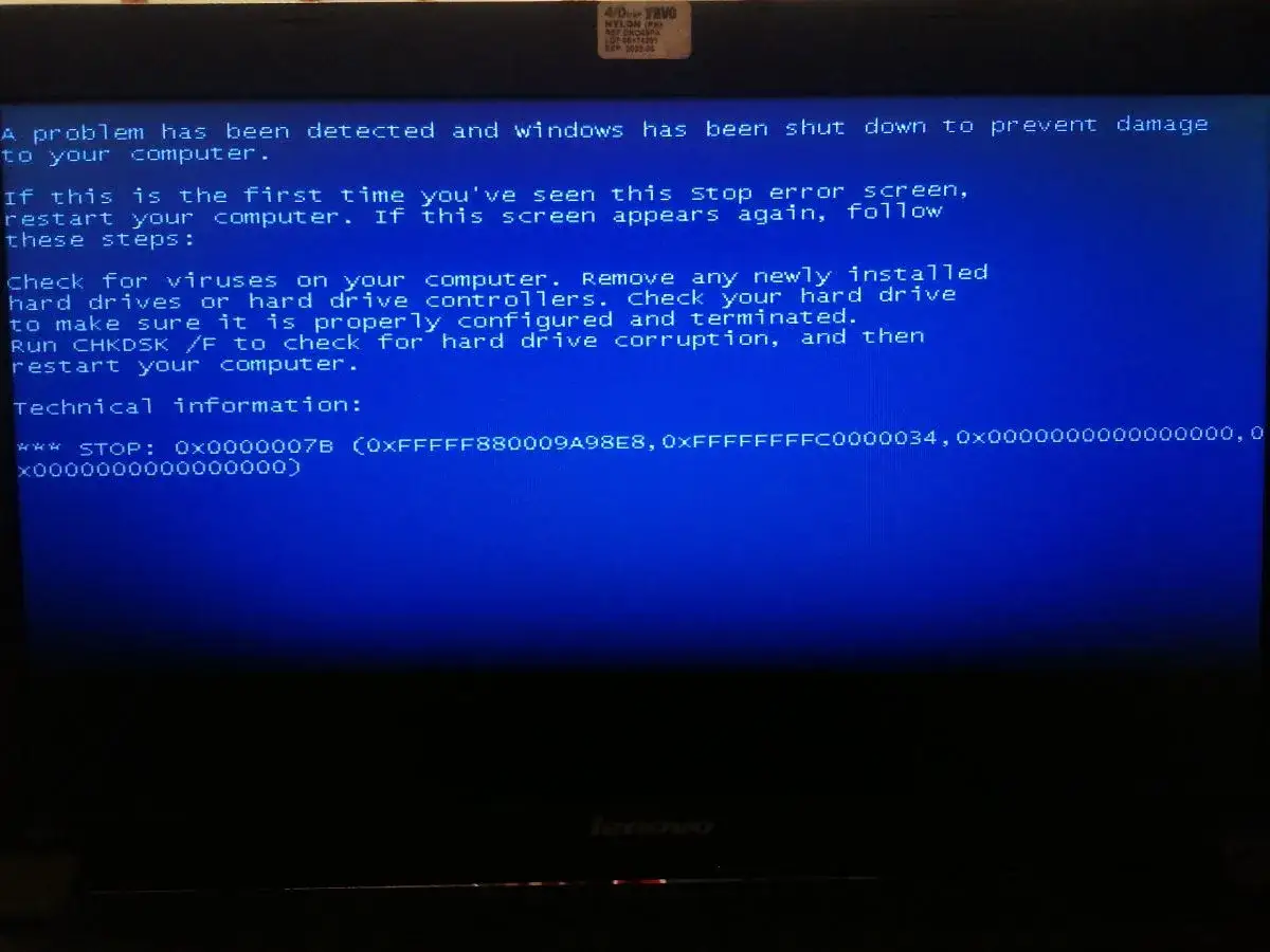 Niebieski ekran błędu Windows z komunikatem o problemie i informacją techniczną. Wystąpił błąd STOP: 0x0000007B, co może wskazywać na problem z dyskiem twardym lub kontrolerem.