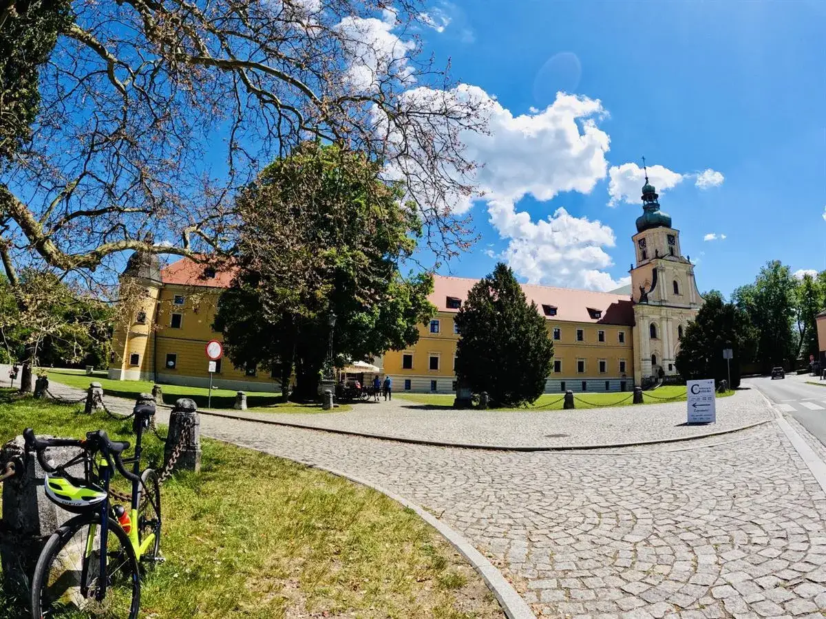 Rower czeka na dalszą część rudy raciborskie trasa. Zamek i wieża kościelna w tle, piękny dzień.
