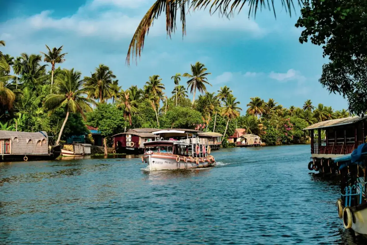 Naviguer sur les backwaters du Kerala, une expérience unique. Que faire au Kerala ? Embarquez sur une péniche pour explorer ce paysage luxuriant.