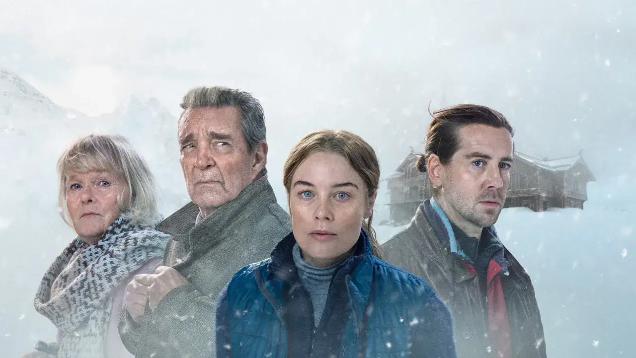Fyra personer står i snöfall framför ett hus. En norsk kriminalserie med en mystisk stämning.