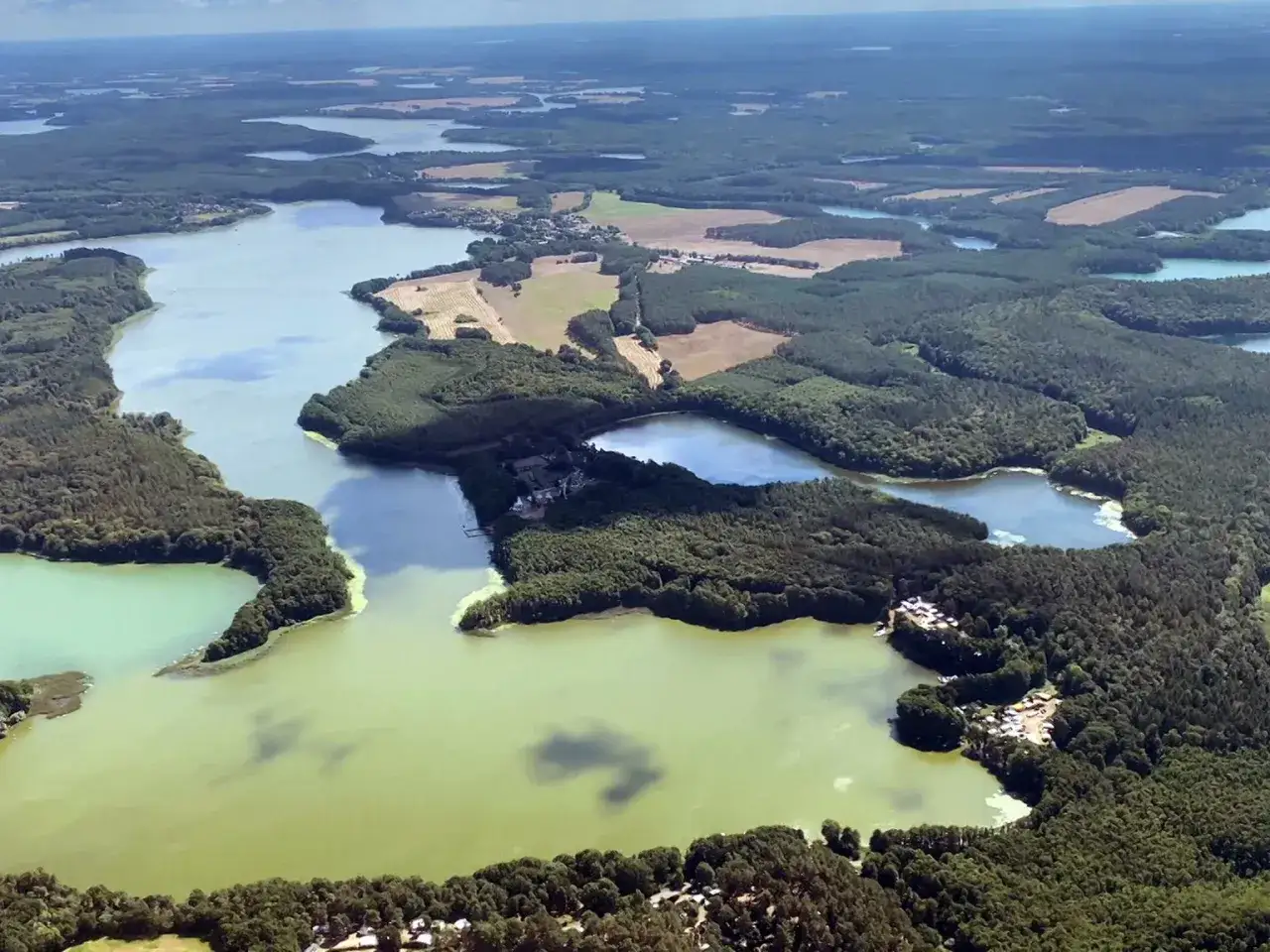 Luftaufnahme der Mecklenburgischen Seenplatte: Ein versteckter geheimtipp mit grünen Seen, Wäldern und Feldern.