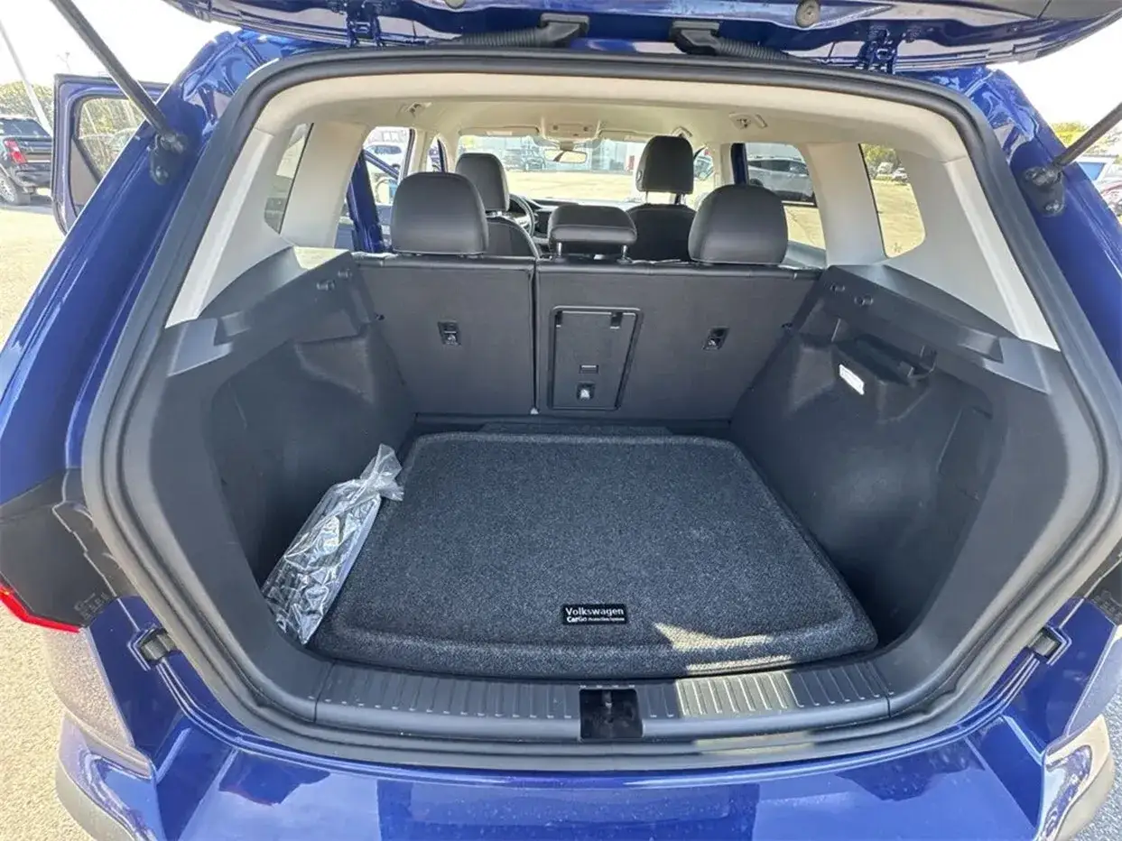 Bagażnik Volkswagena Taos z wyłożoną matą i folią ochronną. Wnętrze czyste, gotowe na podróż.