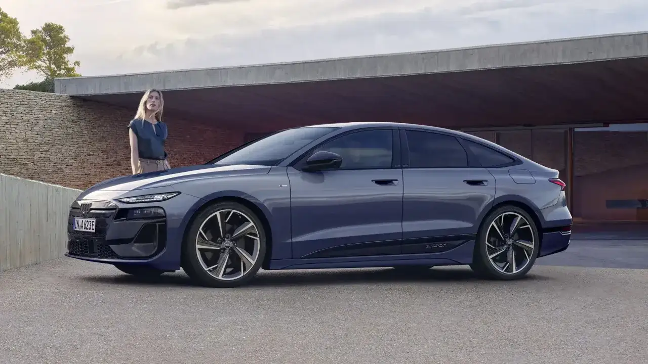 Modelli di auto elettriche Audi e-tron, con una donna in piedi accanto.