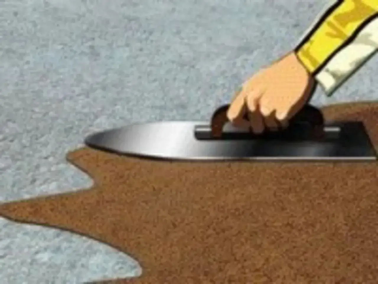 Main d'un ouvrier étalant du mortier pour du carrelage collé avec une truelle.