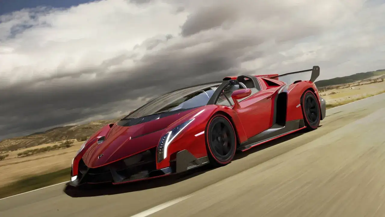 El coche veneno rojo, un deportivo futurista, acelera por una carretera desértica bajo un cielo nublado.