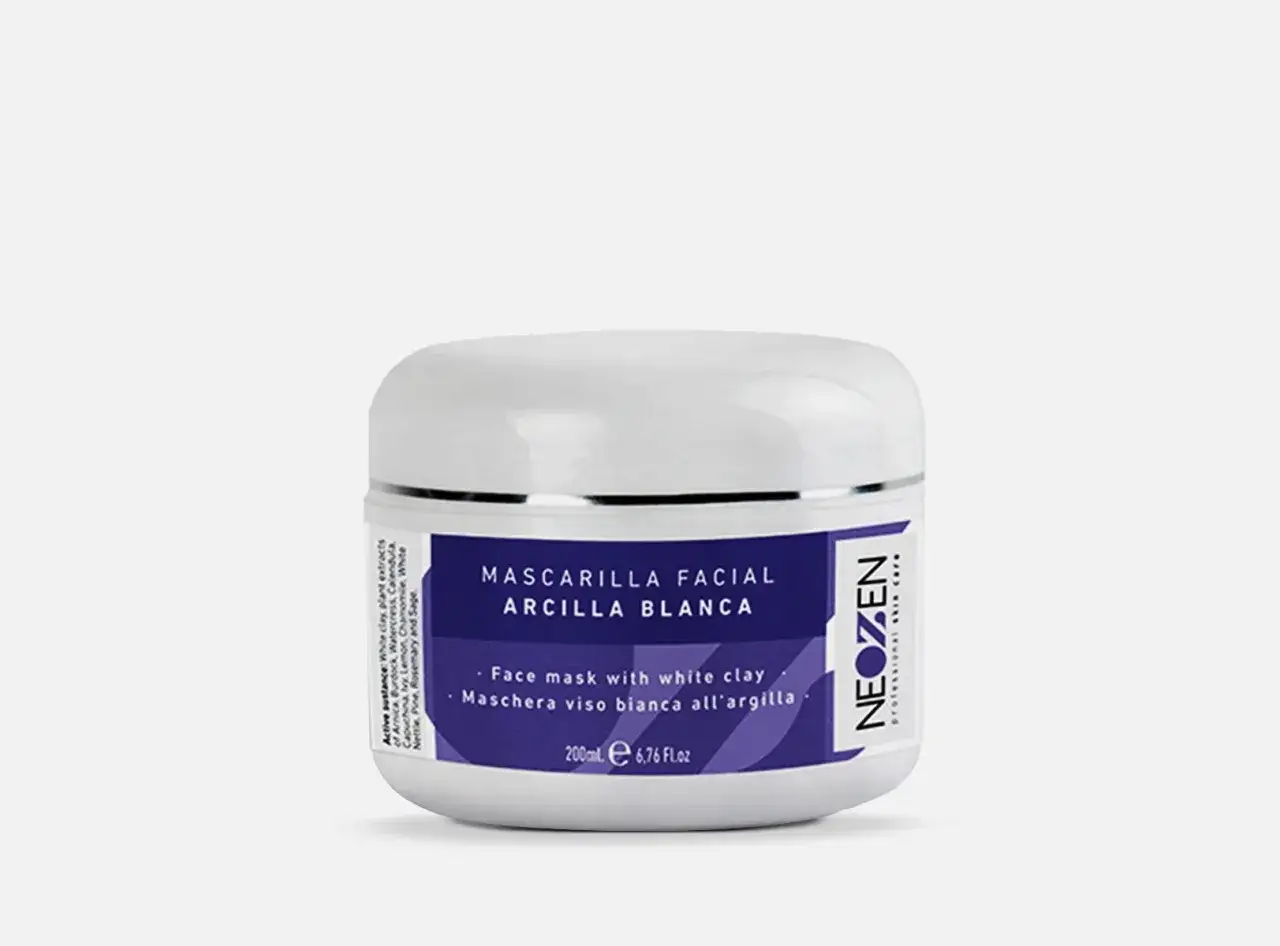 Vaso bianco con maschera viso bianca all'argilla, per una pelle pura e luminosa.