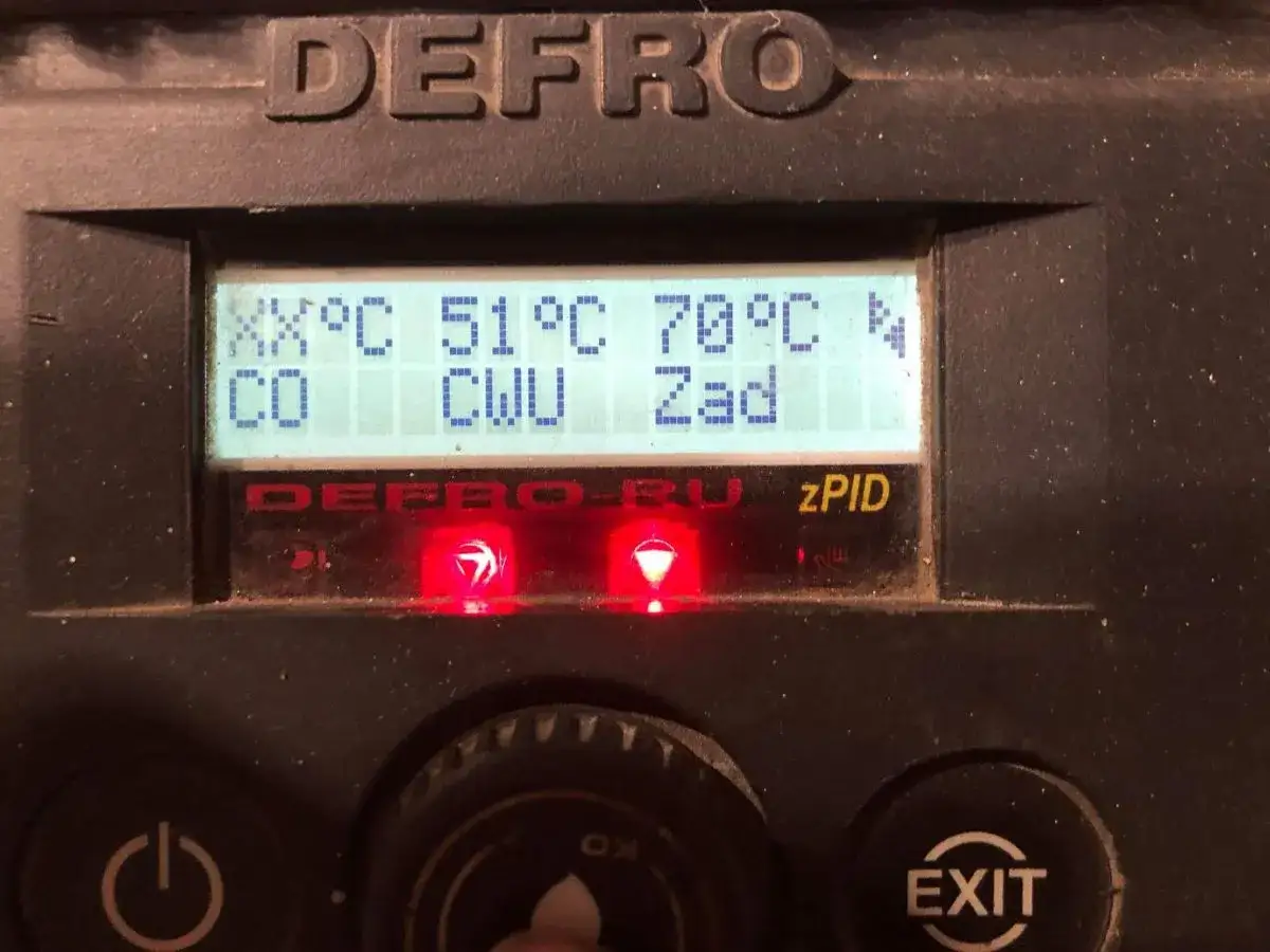 Wyświetlacz kotła Defro pokazuje błąd: czujnik C2 uszkodzony. Temperatura CO 51°C, CWU 70°C.