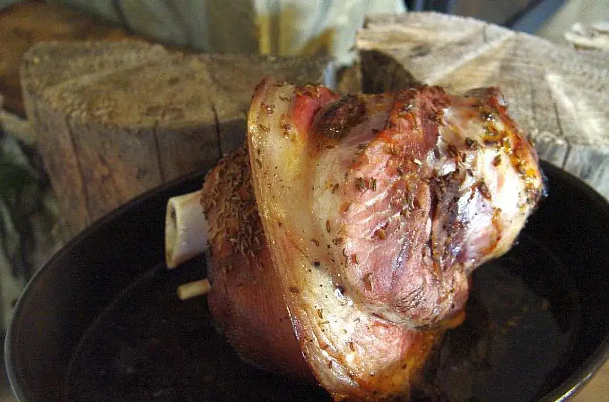 Pieczona golonka peklowana w garnku. Czy wywar z golonki peklowanej jest zdrowy? Zależy od sposobu przygotowania i dodatków.