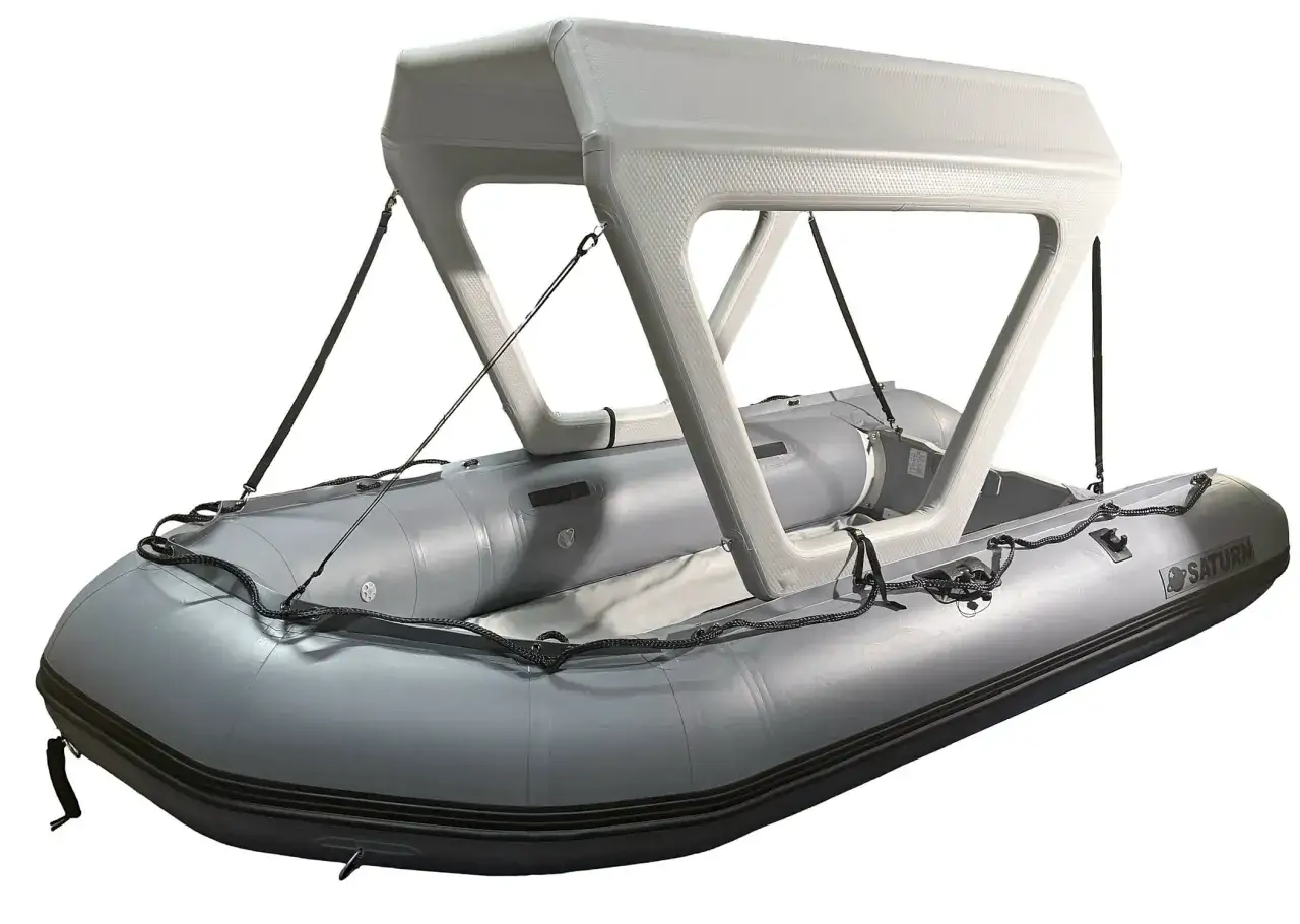 Bateau gonflable gris avec un taud de soleil blanc, illustrant la diff&eacute;rence entre bimini et taud de soleil pour une protection optimale.