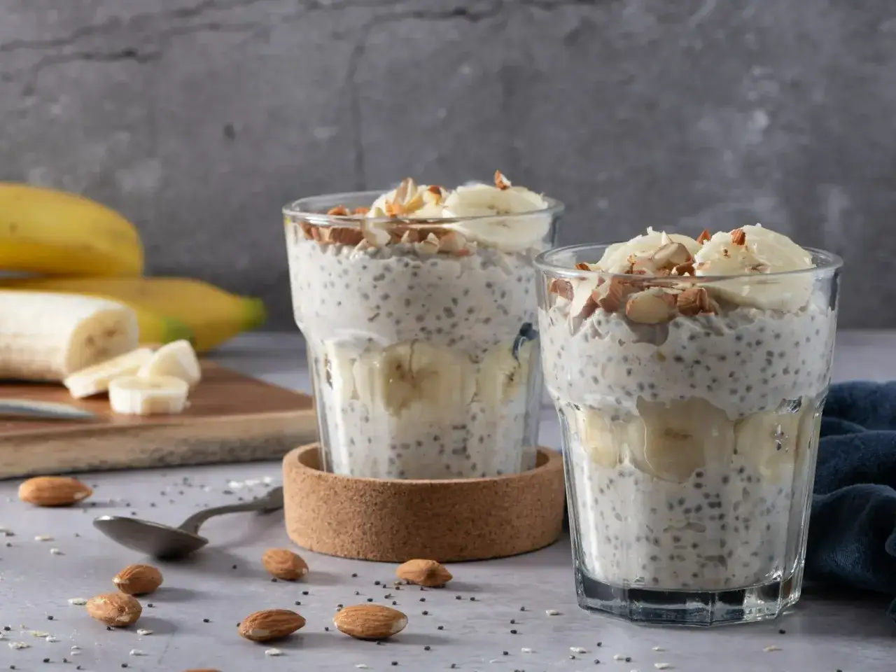 Dwa puchary z puddingiem chia z bananem i migdałami. Czy owsianka jest zdrowa? Ten deser z pewnością tak!