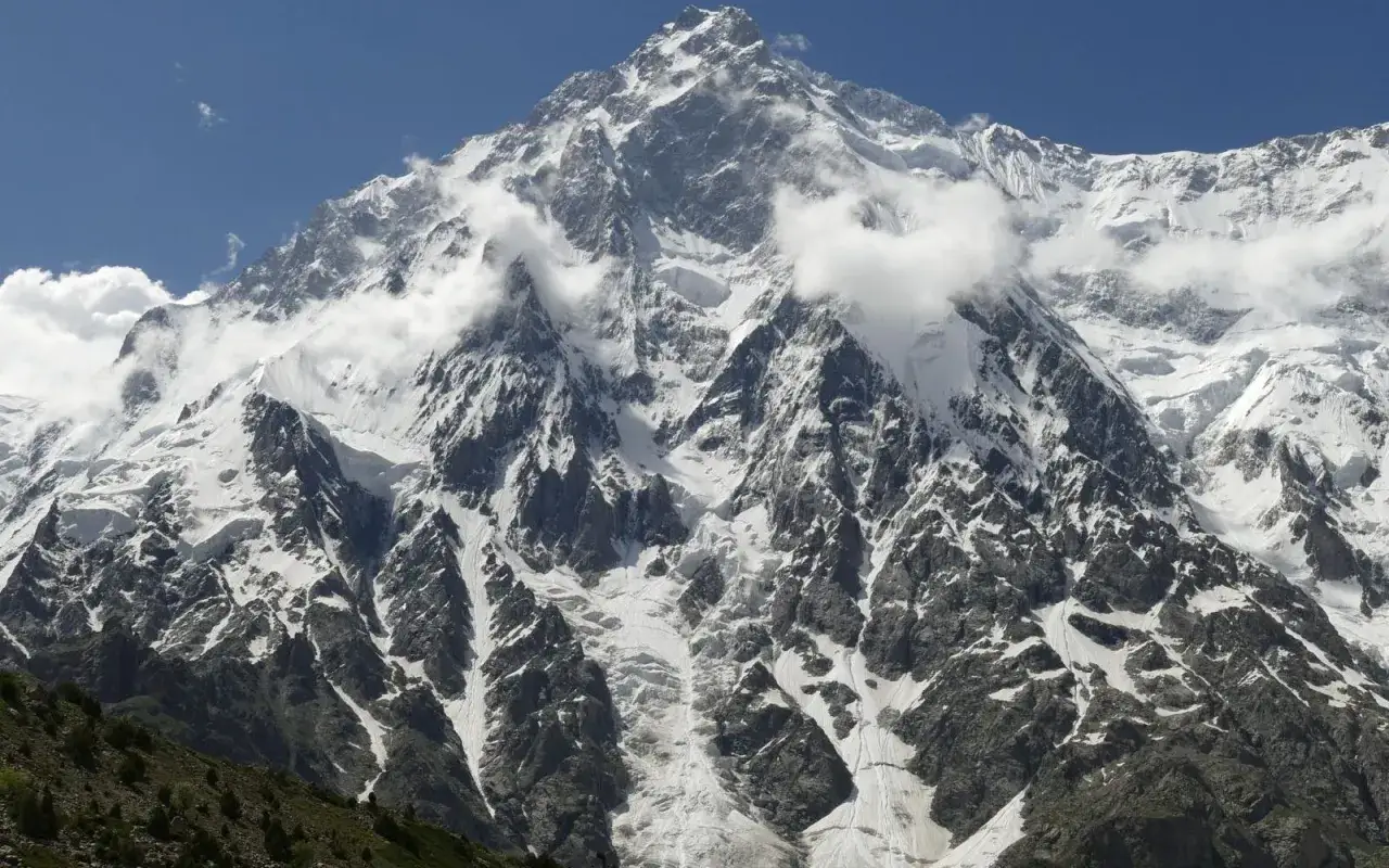Majest&auml;tischer Rupal-Wand-Berg, bedeckt mit Schnee und Eis, Wolken ziehen vorbei.
