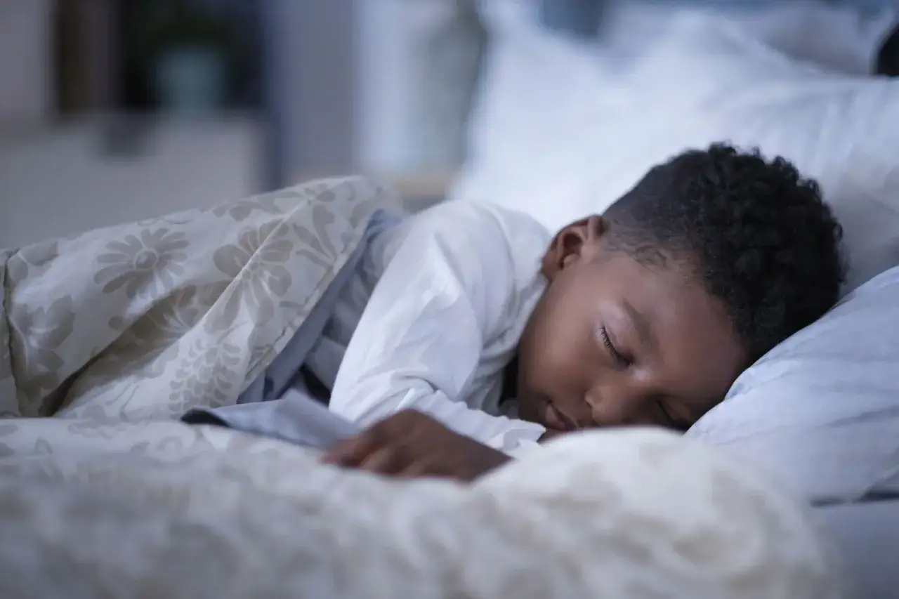 Bambino dorme sereno, sperando che non abbia incubi o pavor notturno.