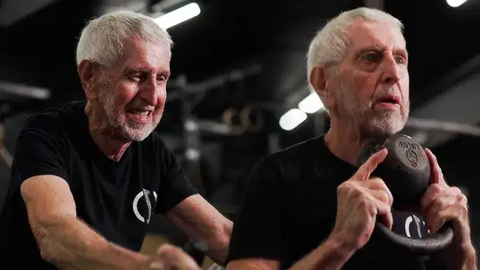 osoby w różnym wieku trenujące crossfit