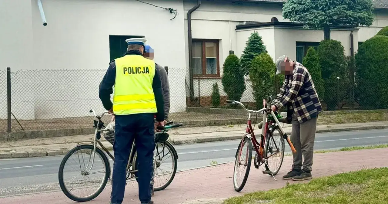 Policjant w kamizelce odblaskowej zatrzymał mężczyznę z rowerem. Czyżby czekała go kontrola trzeźwości po nocnej jeździe rowerem po alkoholu?