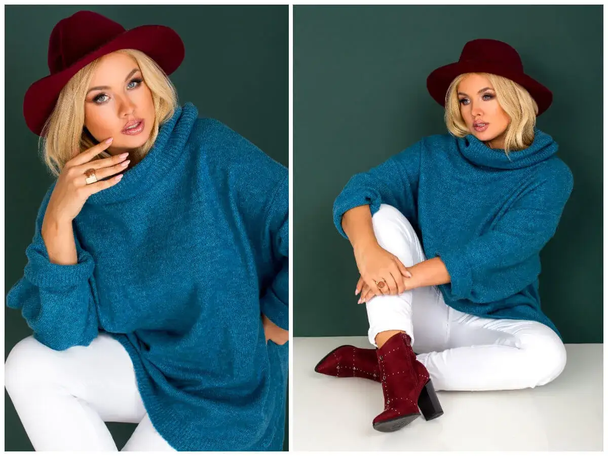 Stylowy, turkusowy sweter damski plus size z golfem, zestawiony z białymi spodniami i bordowymi botkami.