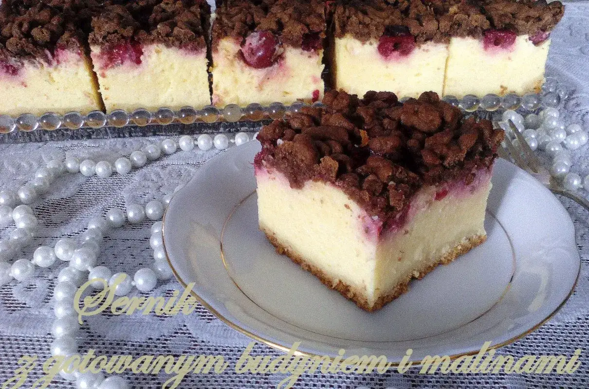 Pyszny skyrnik pieczony z budyniem i malinami, posypany kruszonką. Idealny deser na każdą okazję.