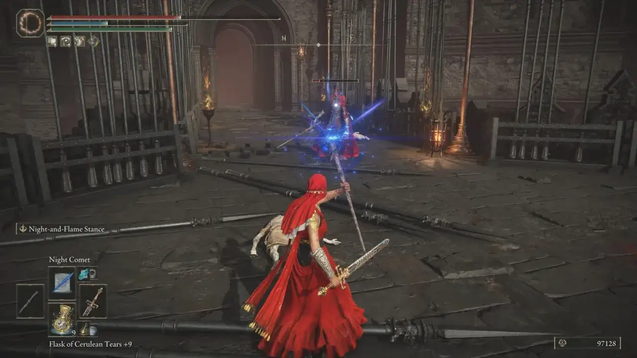 En Elden Ring: Shadow of the Erdtree, una guerrera con túnica roja se enfrenta a un enemigo mágico en una arena sombría.
