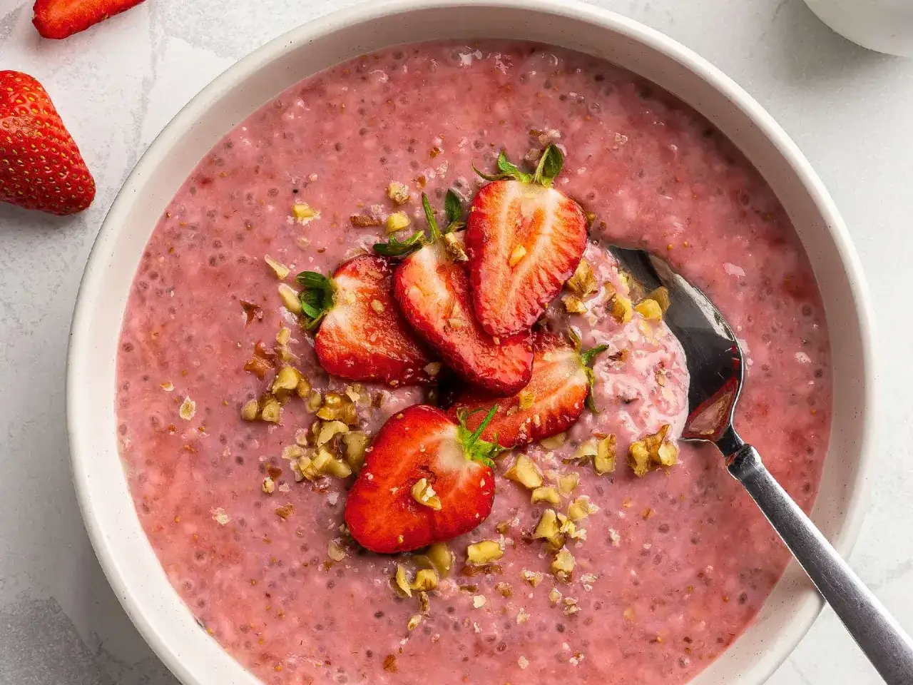 Erdbeer-Chia-Pudding mit Nüssen. Eine leckere Alternative, warum keine Haferflocken bei Fructoseintoleranz.