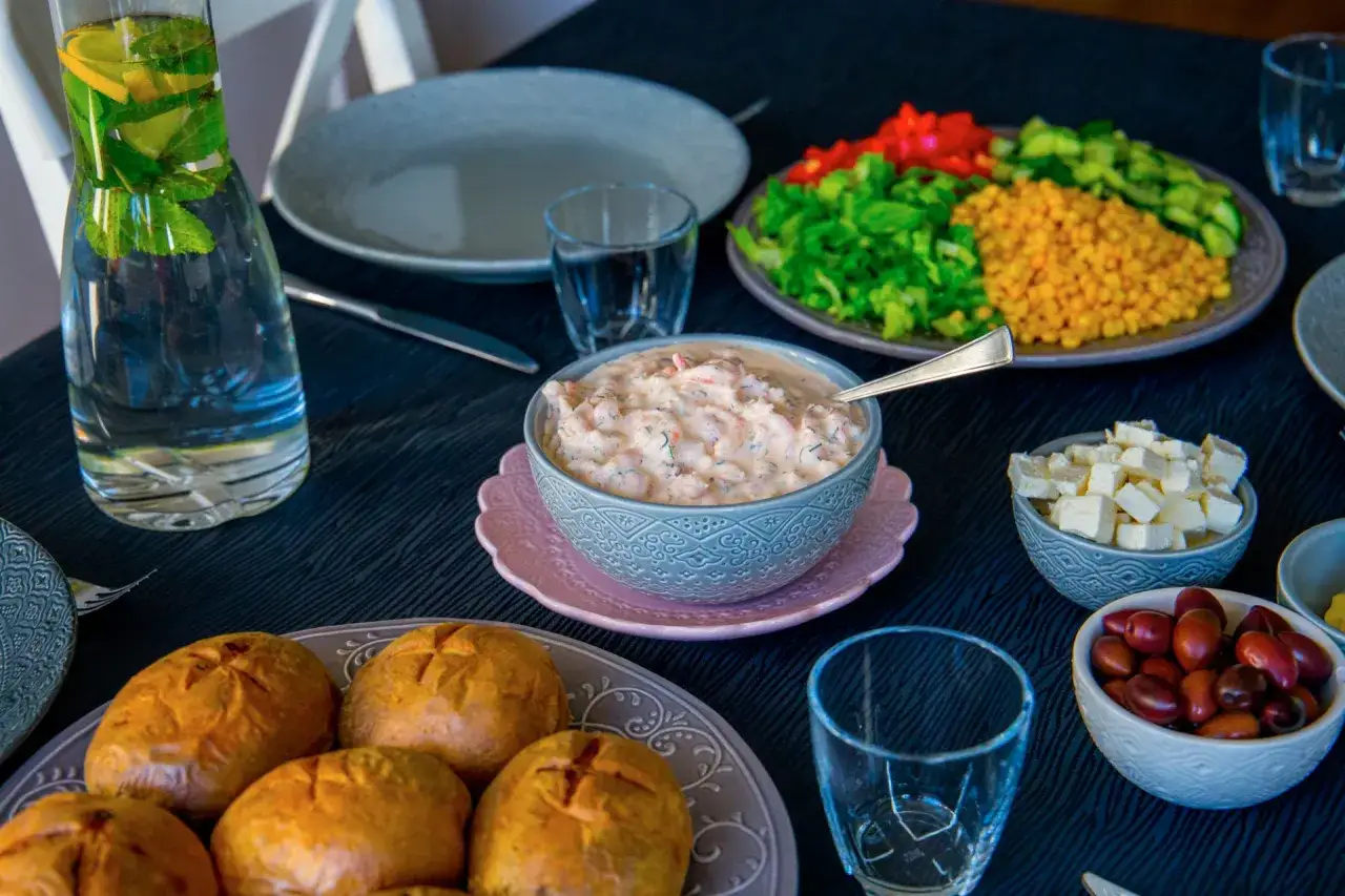 Bakad potatis med en krämig räkröra som bakad potatis fyllning. Serveras med grönsaker, fetaost och oliver.