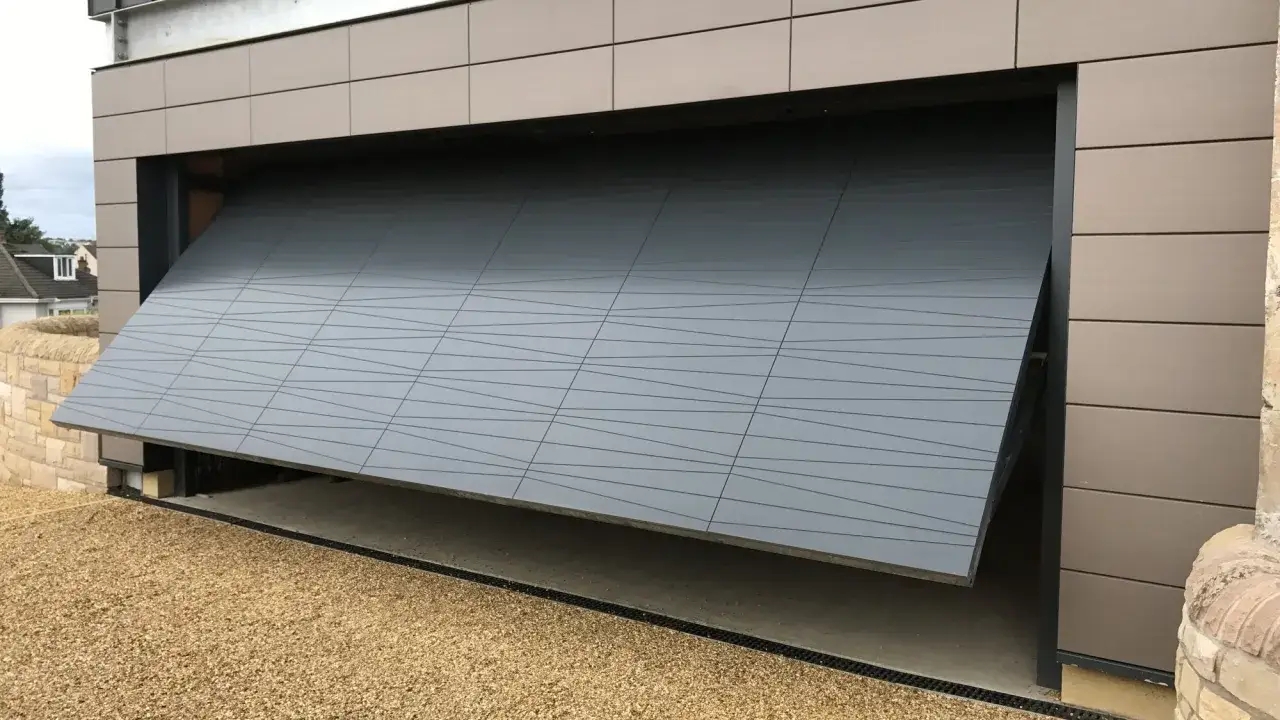 Modern vipport garage med en grå port med vågmönster som öppnas.