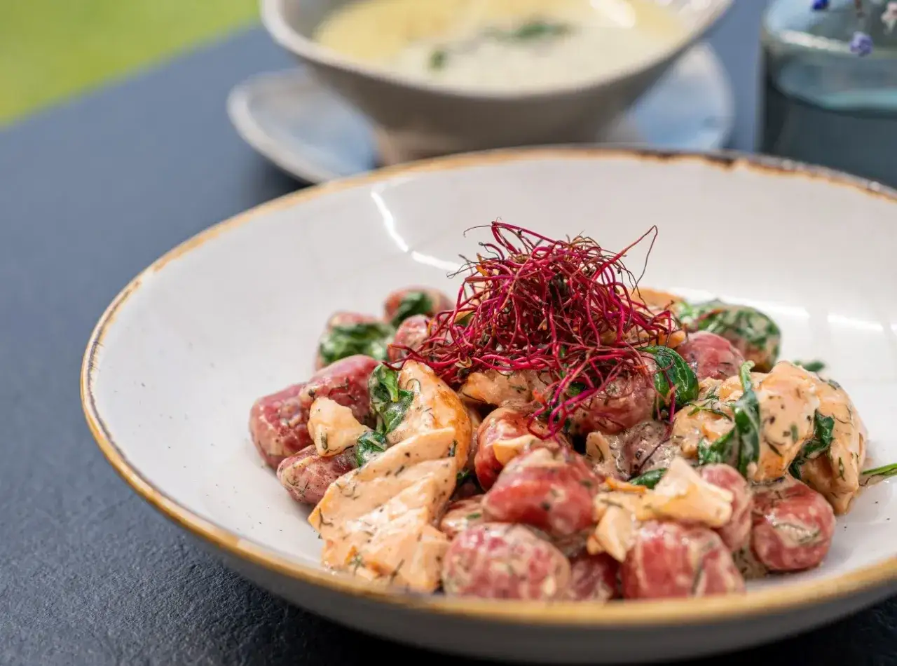 Pyszne danie z łososiem i ziemniaczkami, idealne dla szukających **gluten free restaurants**.