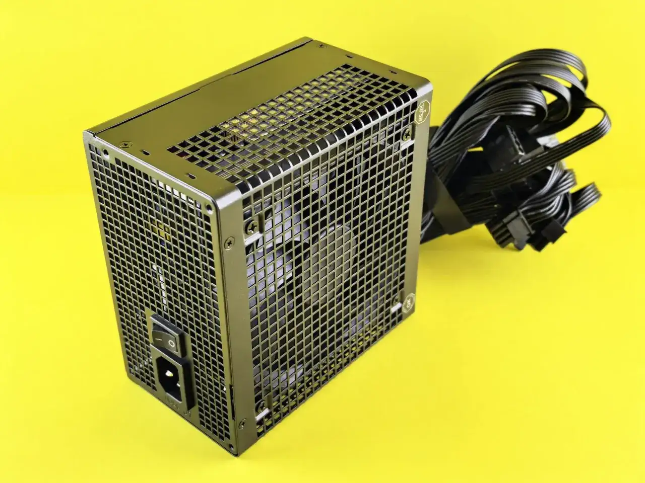 nowoczesny zasilacz komputerowy 650W atx