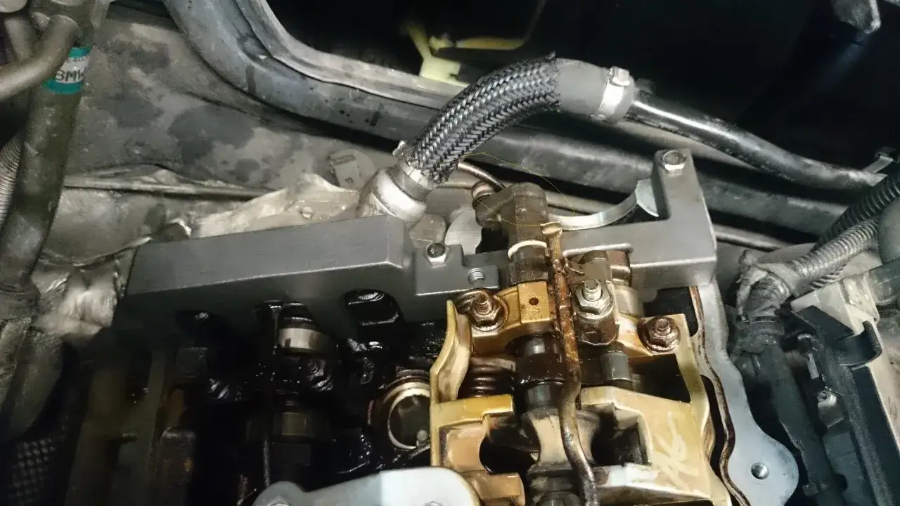 Widok mechanizmu Valvetronic w silniku BMW. Widoczne elementy mogą wskazywać na uszkodzony valvetronic objawy, takie jak nierówna praca silnika.