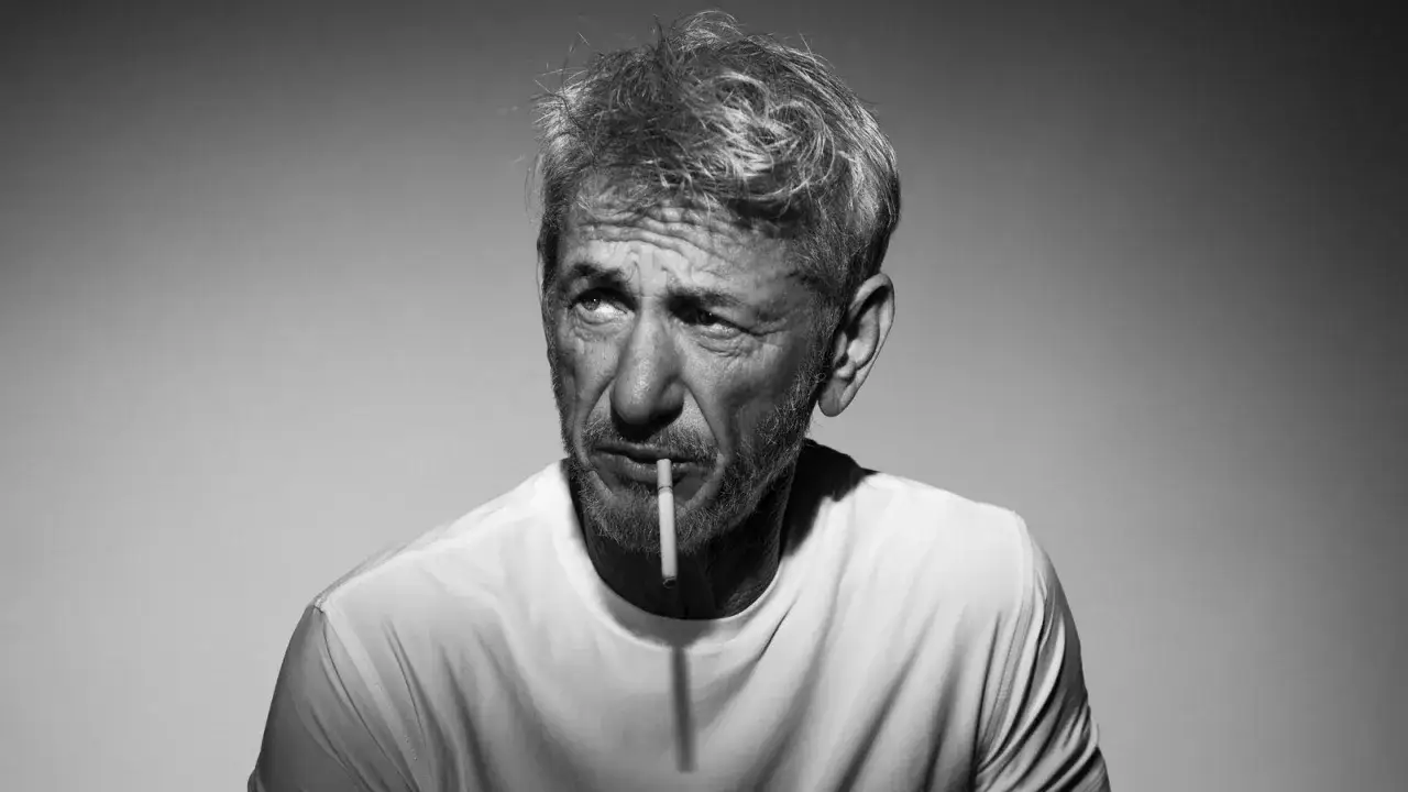 Sean Penn, z papierosem w ustach, wygląda jak postać z jednego ze swoich filmów.