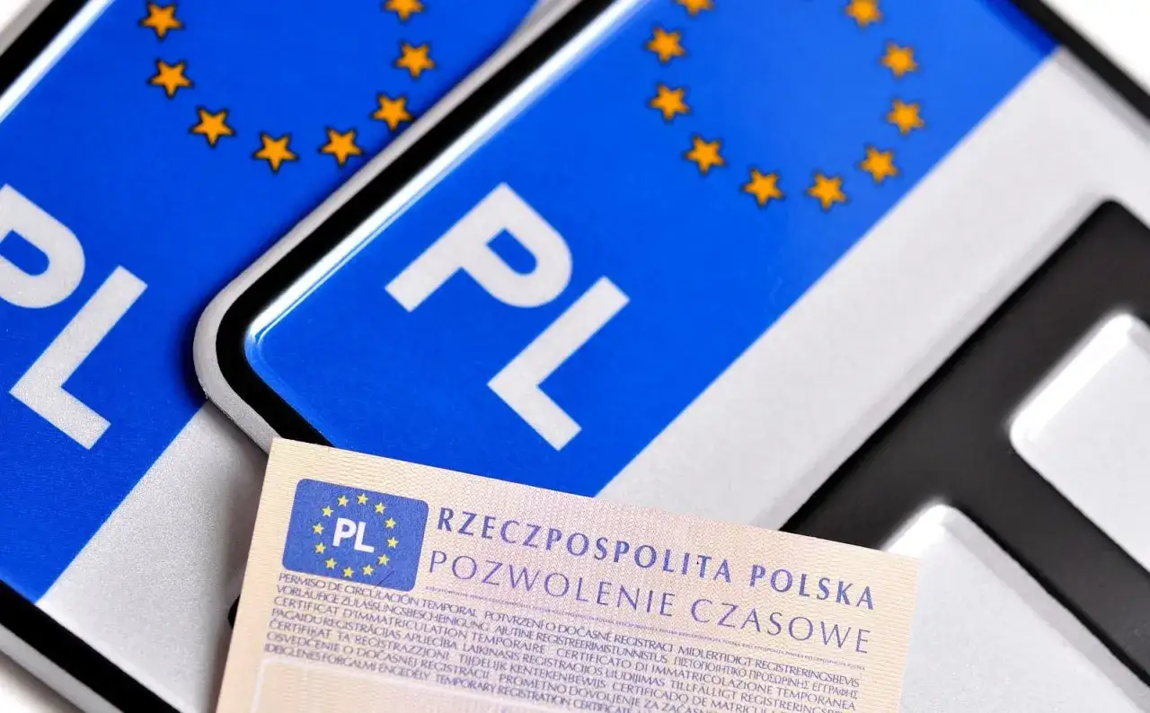 Tymczasowy dowód rejestracyjny i tablice rejestracyjne z symbolem PL i gwiazdkami Unii Europejskiej.