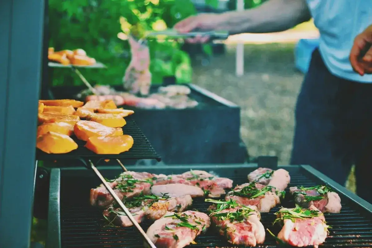 Mięso i warzywa na grillu, przygotowywane na letnie przyjęcie. Idealne co na grilla!
