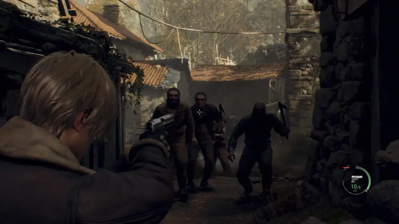 Leon celuje z pistoletu w grupę wrog&oacute;w w mrocznej wiosce. To scena z gry Resident Evil 4 PS5.