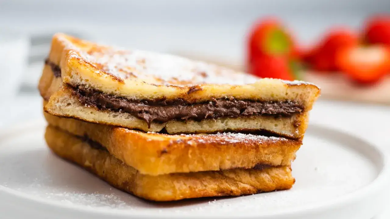 Gestapelte Frenchtoast mit Nutella, best&auml;ubt mit Puderzucker. Ein s&uuml;&szlig;er Genuss f&uuml;r jeden Morgen.