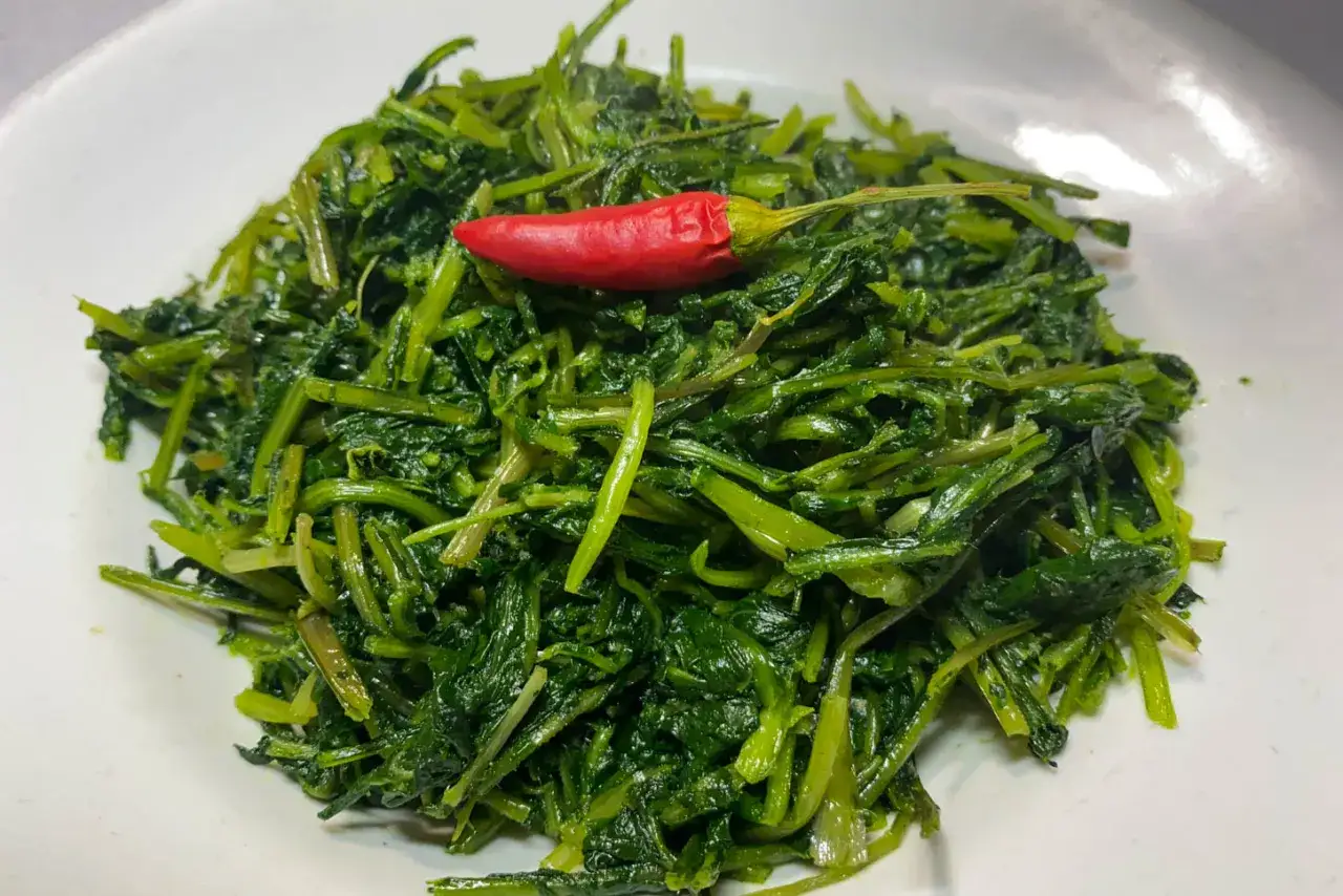 Cicoria in padella, un contorno saporito con un peperoncino rosso piccante a guarnire.