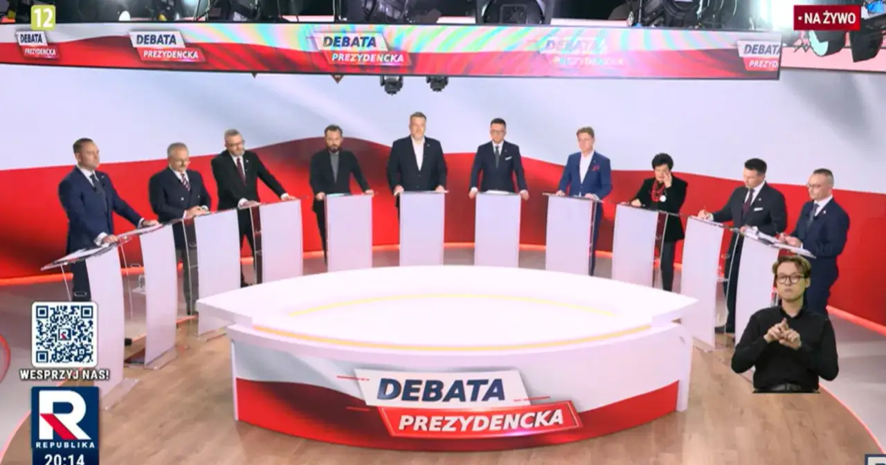 Kandydaci debatują podczas prezydenckiej debaty. W tle logo 
