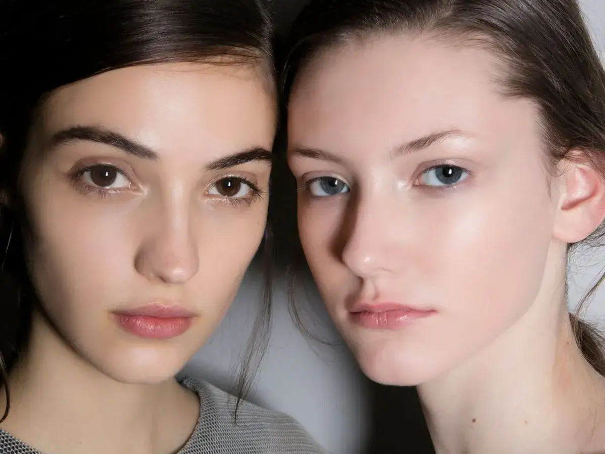 Dos rostros de modelos con maquillaje sencillo, piel radiante y labios sutiles.