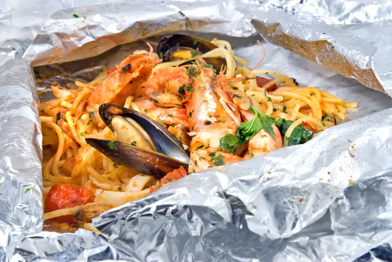 Spaghetti al cartoccio otwarte na talerzu