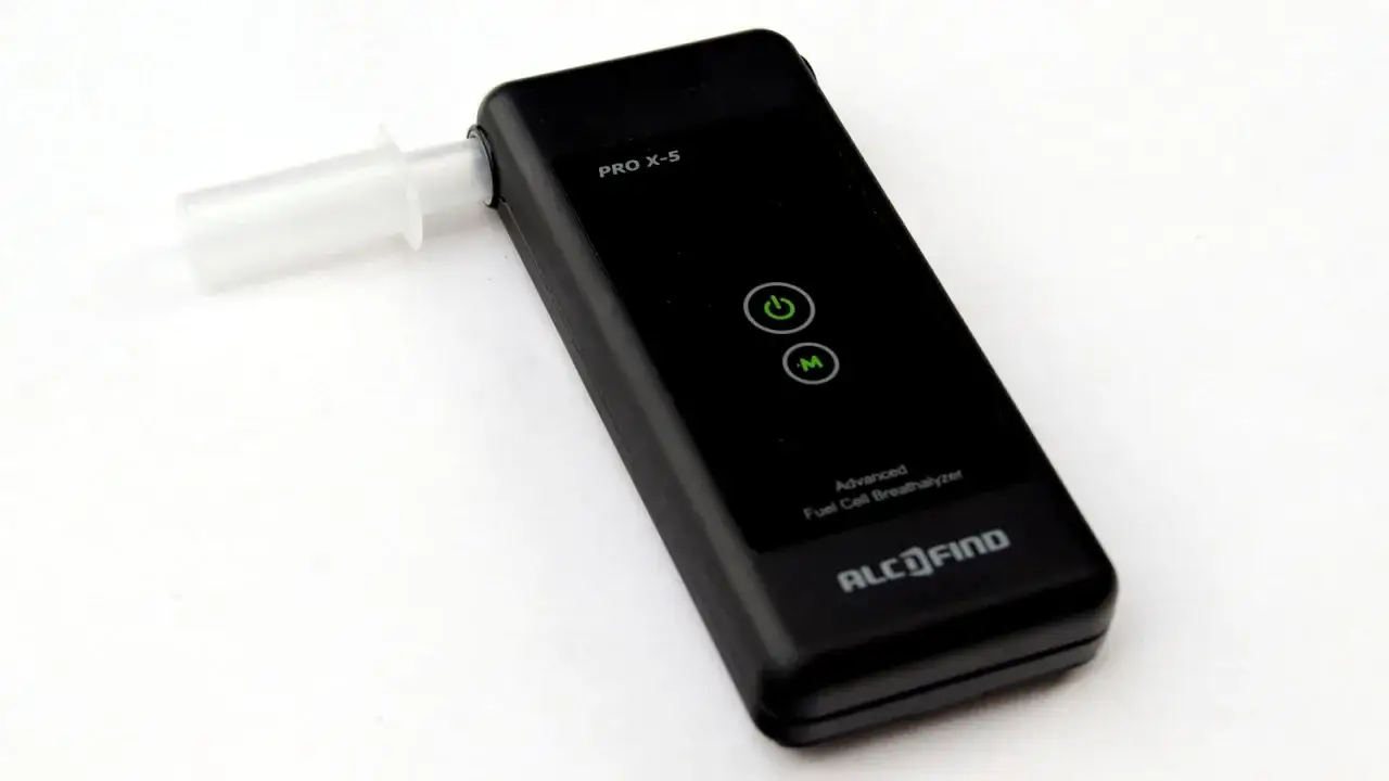 Alkomat PRO X-5 z zaawansowanym platinum pro x type sensor. Precyzyjny pomiar stężenia alkoholu w wydychanym powietrzu.