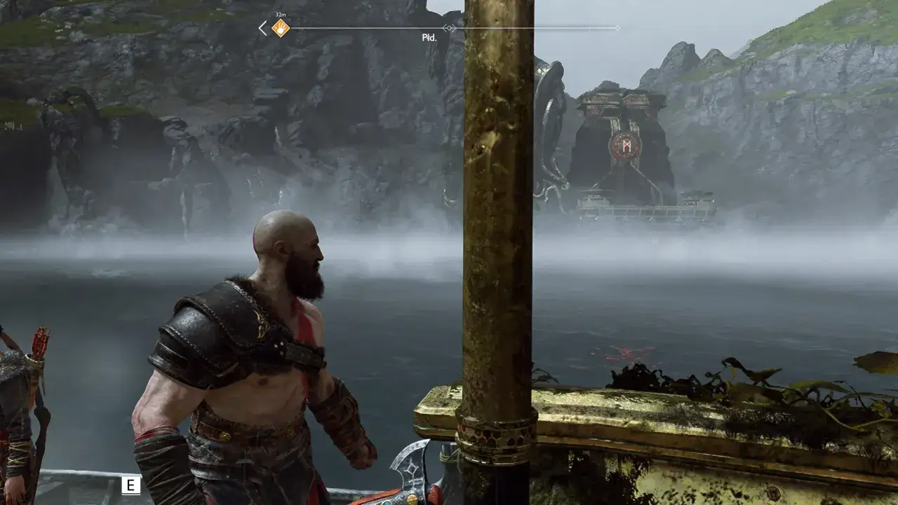Kratos w **remaster** wersji gry God of War patrzy na mglisty krajobraz z kamiennymi budowlami.