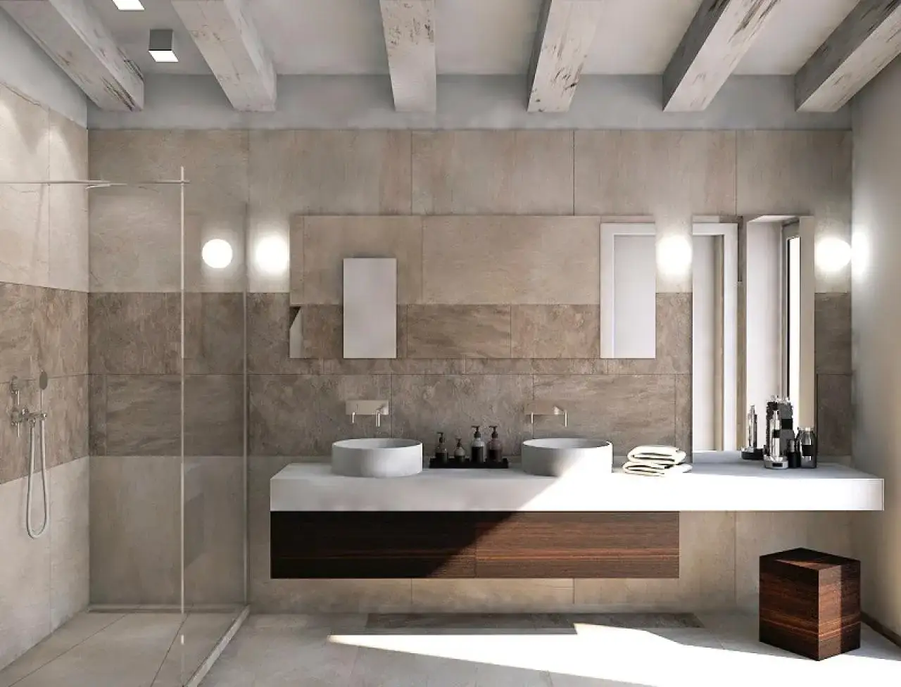 Bagni bellissimi immagini: doppio lavabo moderno con piano in legno scuro, doccia a vista e travi a vista sul soffitto.