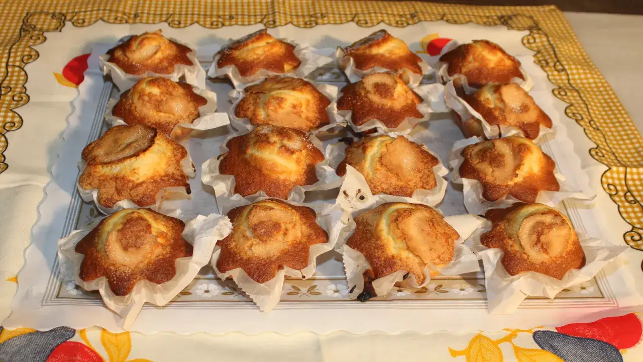 Una bandeja llena de magdalenas doradas y esponjosas, perfectas para disfrutar en cualquier momento. ¡Estas magdalenas se pueden congelar para tener un dulce siempre a mano!