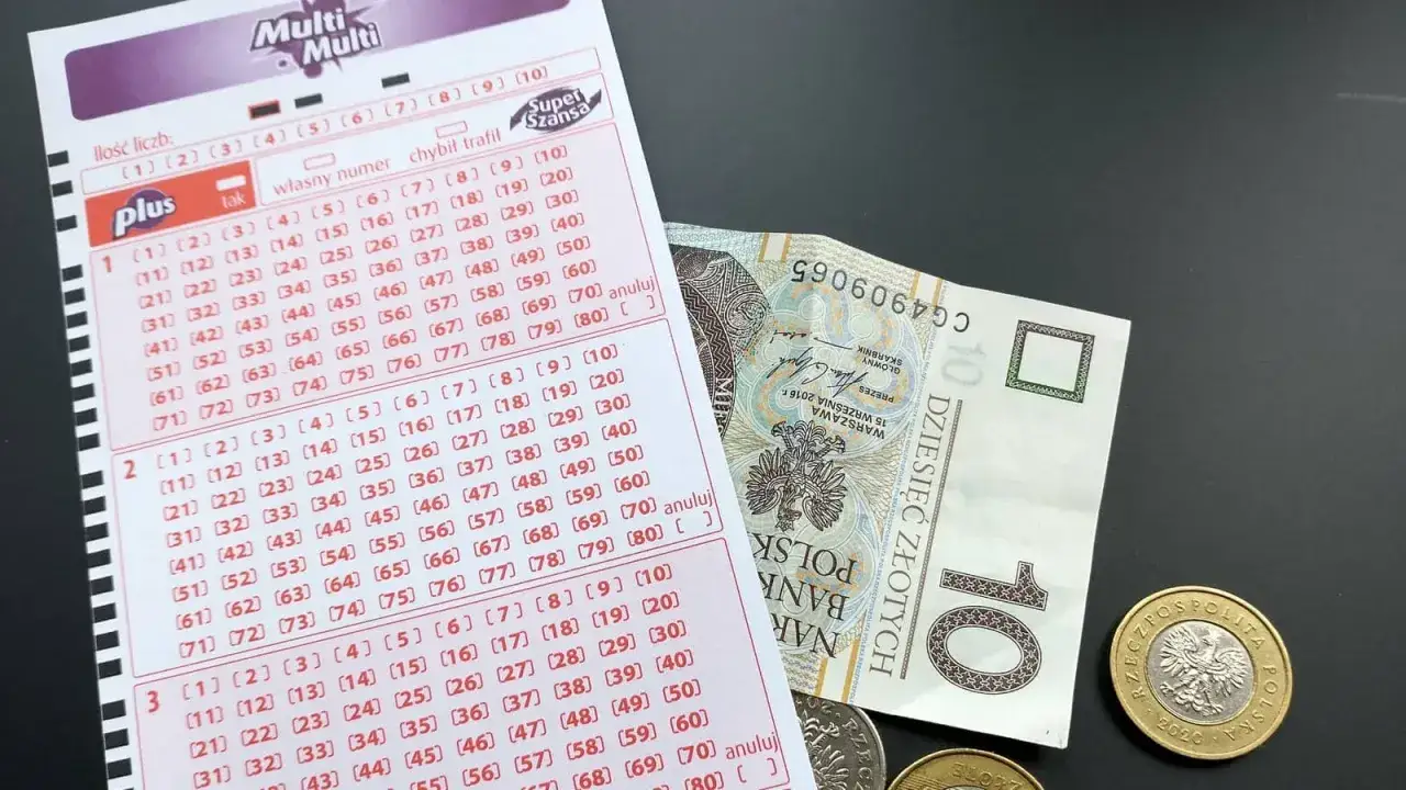 Kupon gry Multi Multi z zaznaczonymi polami i polskimi banknotami oraz monetami. Czy to kod loterii promocyjnej Multi Multi?
