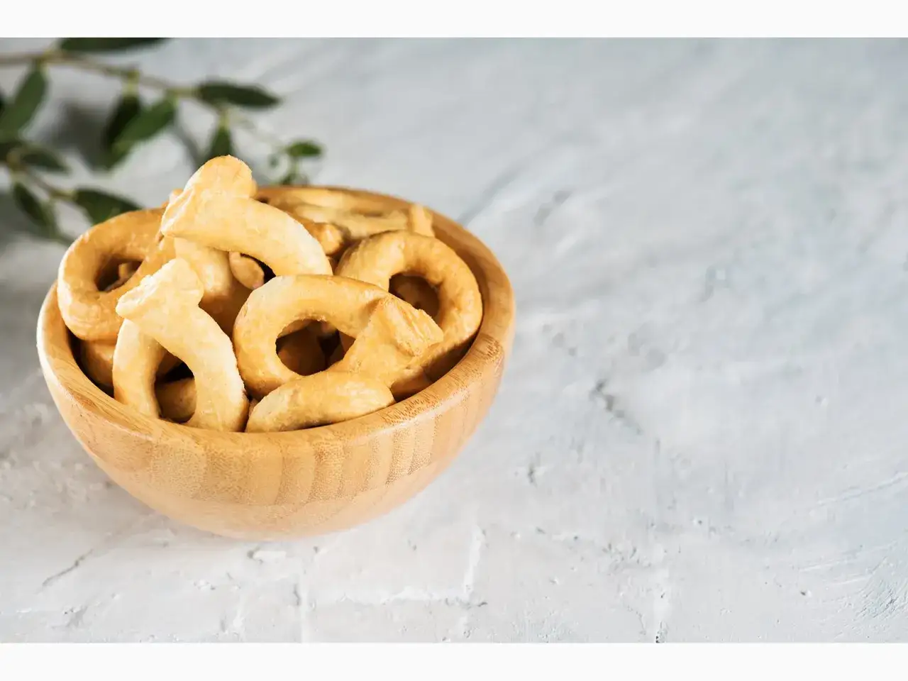 Ein Holznapf voller knuspriger Taralli, bereit zum Genießen. Ein einfaches, aber köstliches Taralli Rezept.