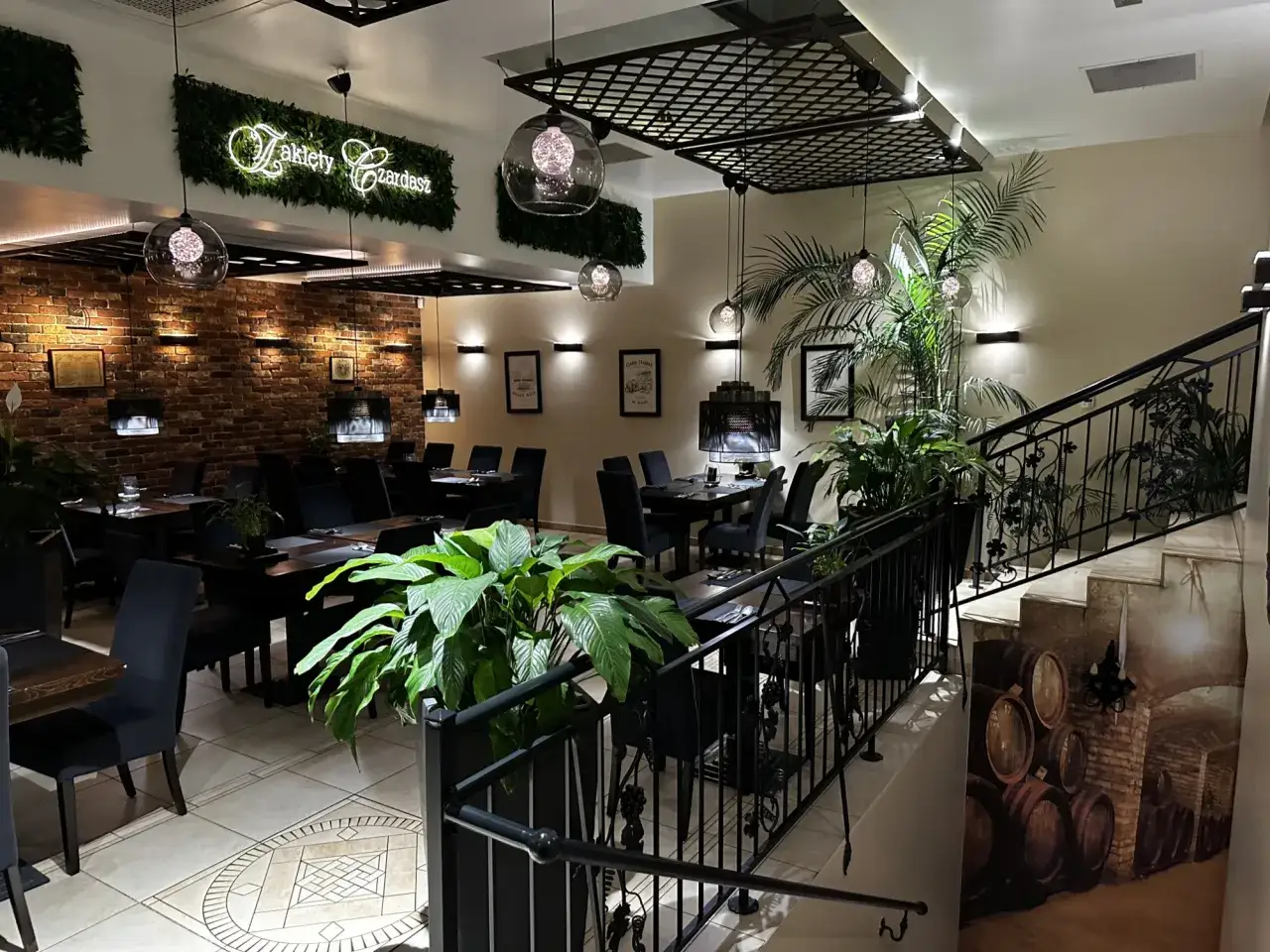 Restauracja Zaklęty Czardasz Katowice wnętrze