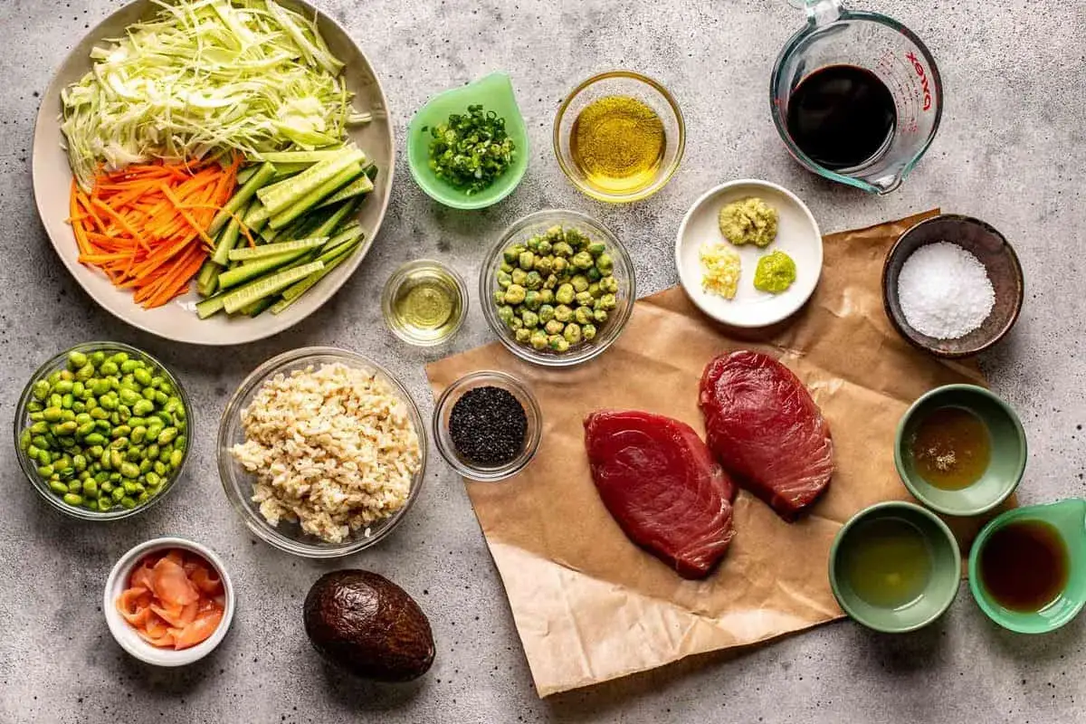 Wszystko, co potrzebne do sushi: świeży tuńczyk, ryż, warzywa, awokado, sosy i przyprawy.