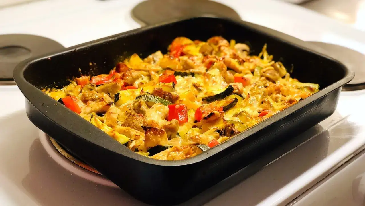 En ugnsform med strimlad kyckling, zucchini, paprika och svamp, t&auml;ckt med sm&auml;lt ost. Ett perfekt strimlad kyckling recept f&ouml;r en snabb middag.