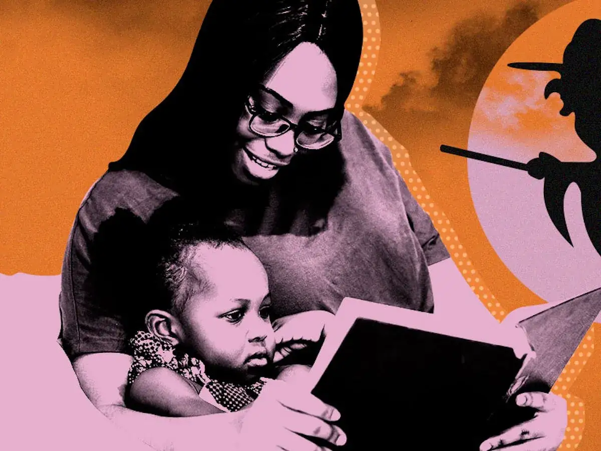 Una madre legge a suo figlio, mentre una strega vola sullo sfondo. Storie di paura per bambini delle elementari.