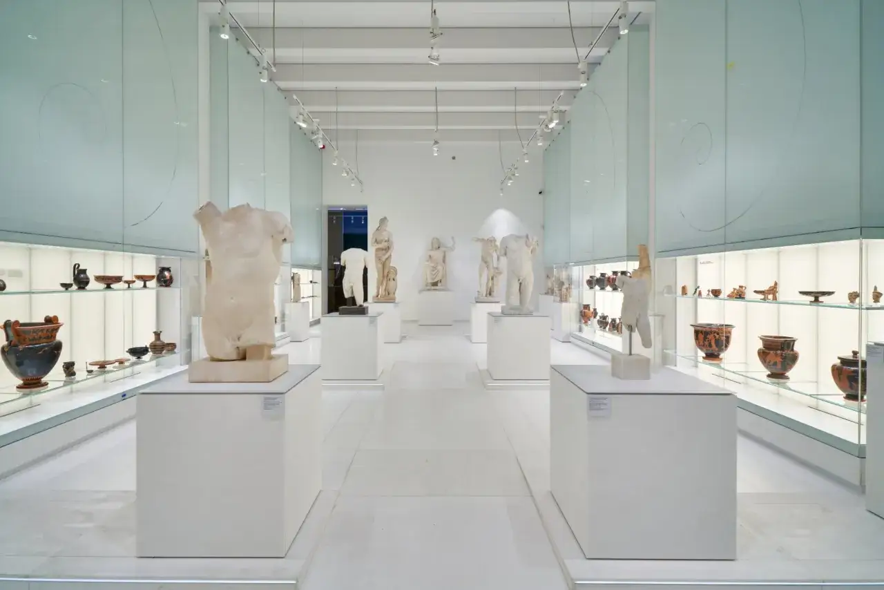 Wnętrze muzeum narodowego, gdzie można zobaczyć antyczne rzeźby i ceramikę. Sprawdź muzeum narodowe cennik biletów.