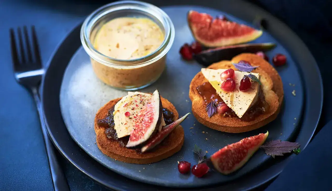 Tartines de foie gras froid avec figues, grenade et confiture de figues. Un d&eacute;lice pour l'accompagnement.